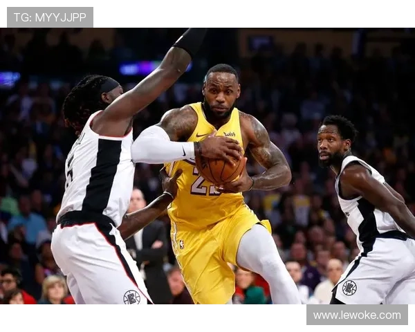 克内克特快速反击迅猛突破上篮双手暴扣精彩瞬间展现速度与力量