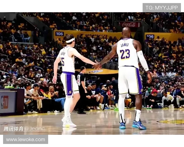 老詹缺席训练卢卡强调场下默契的重要性与细节讨论