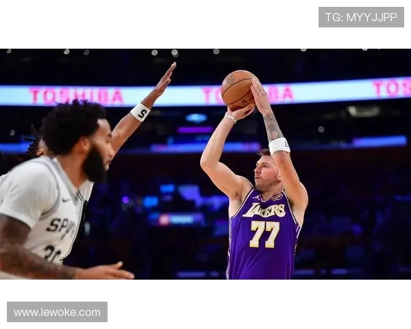 东契奇瘦身显成效半场高效得分22分展现攻防全能实力 东契奇瘦身显成效半场高效得分22分展现攻防全能实力